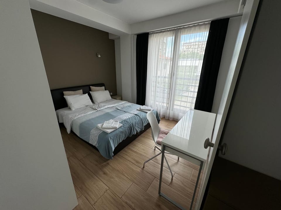 Bed, Photo of the whole room, towels