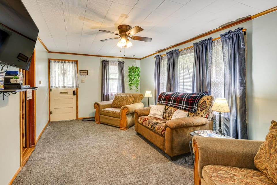 Dtwn Belleville Home w/ Yard < 1 Mi to High Banks House in Kansas