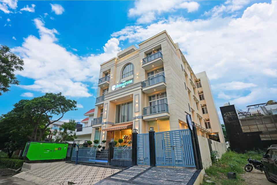 Property building, Facade/entrance, Day, Neighbourhood, Street view