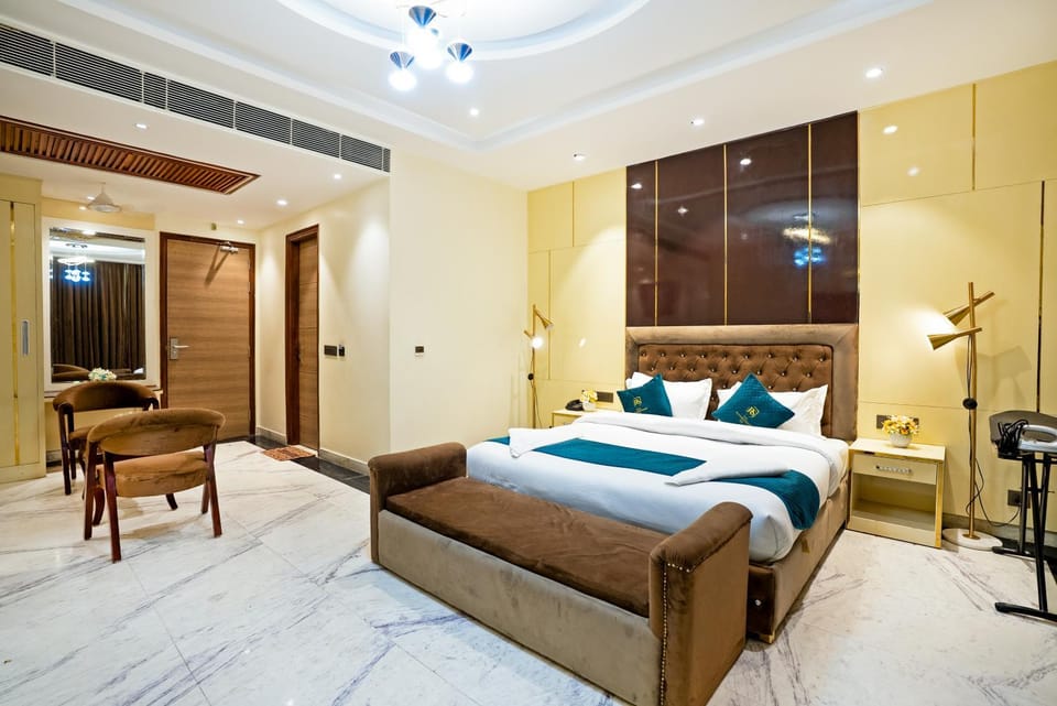Bed, Photo of the whole room, Seating area, Bedroom, towels, wardrobe