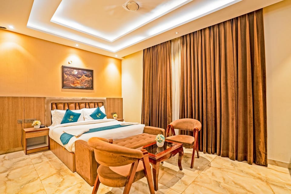 Bed, TV and multimedia, Photo of the whole room, Seating area, Bedroom