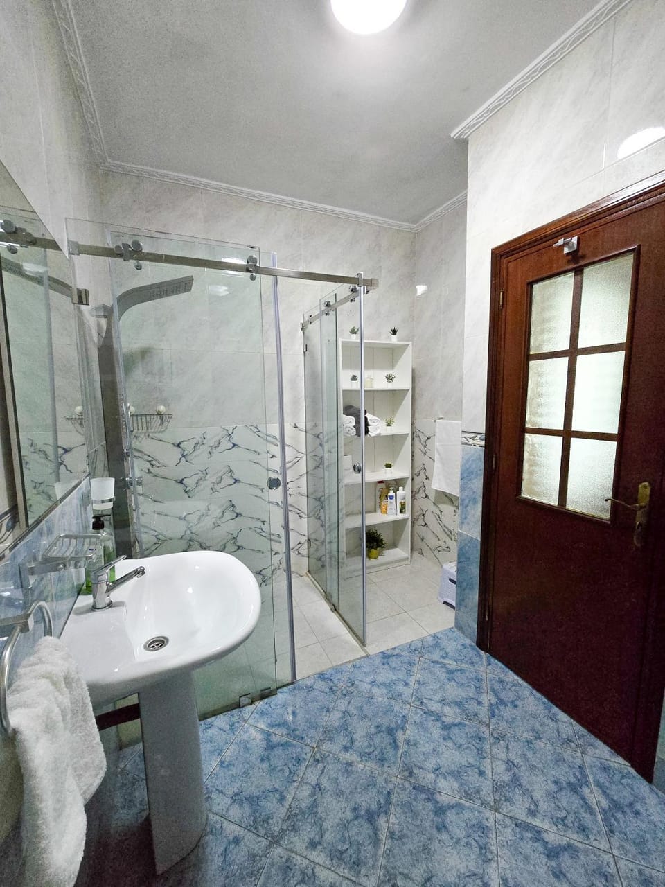 Shower, Toilet, Bathroom, Photo of the whole room, bidet, towels