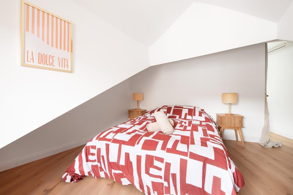 Bed, Photo of the whole room, Bedroom