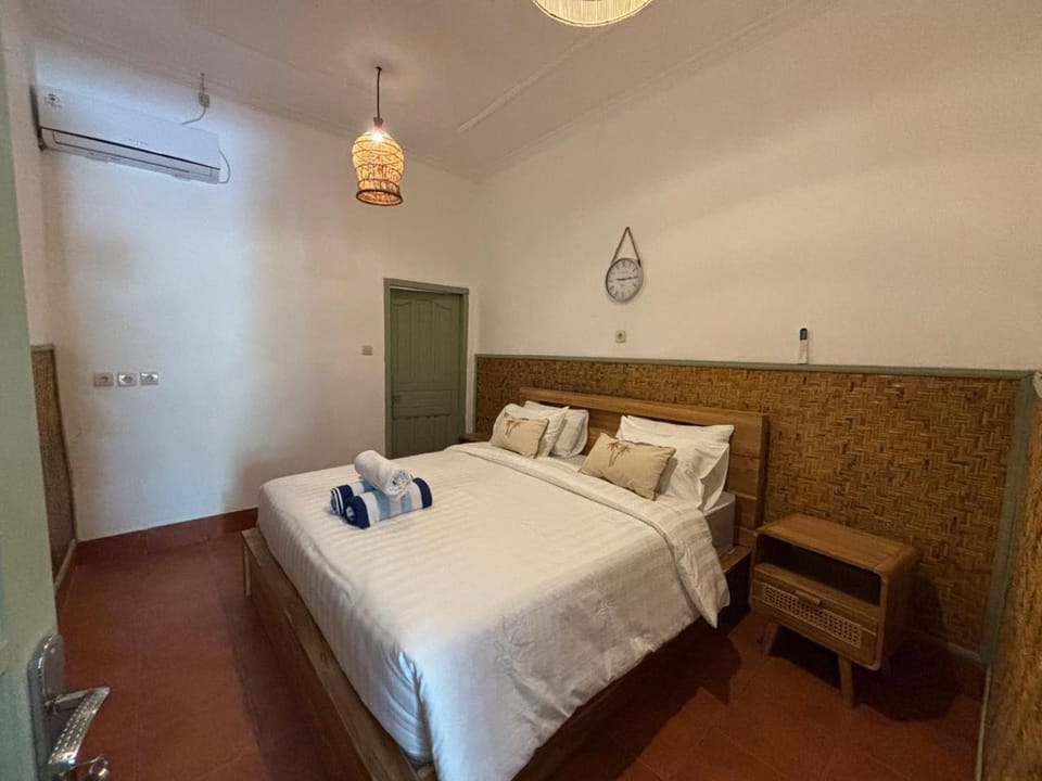 Bed, Photo of the whole room, Bedroom, towels, air conditioner