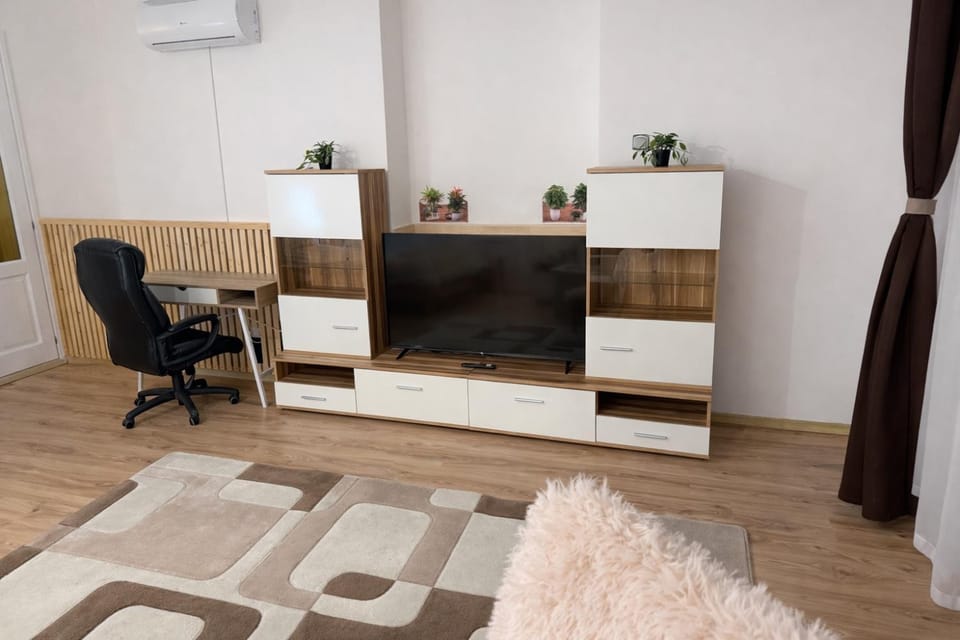 TV and multimedia, Living room, Seating area, air conditioner
