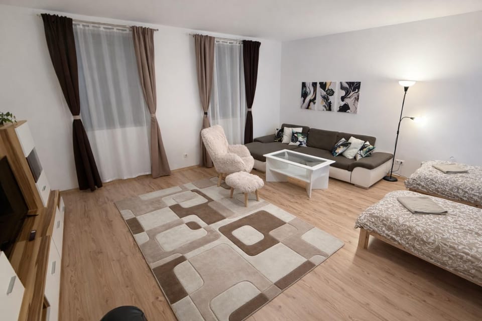 Bed, TV and multimedia, Living room