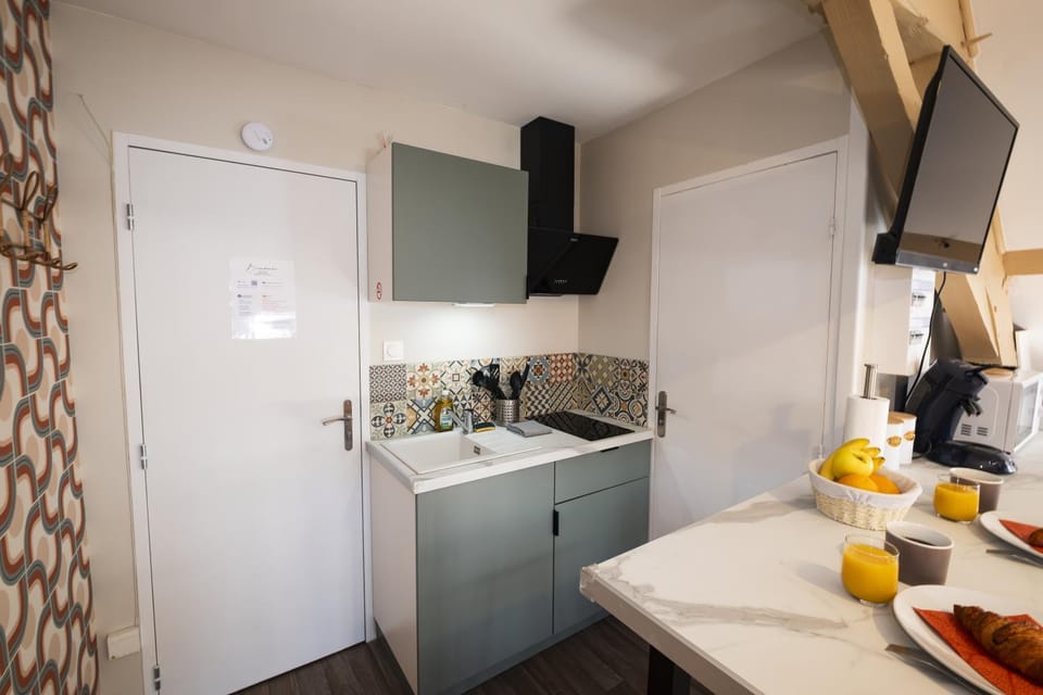 NOUVEAU STUDIO OMER - Netflix & Clim - Centre Ville Transports - Idéal PRO ou COUPLE - Cosy & Confort - OFFRE SPÉCIALE Apartment in Hauts-de-France