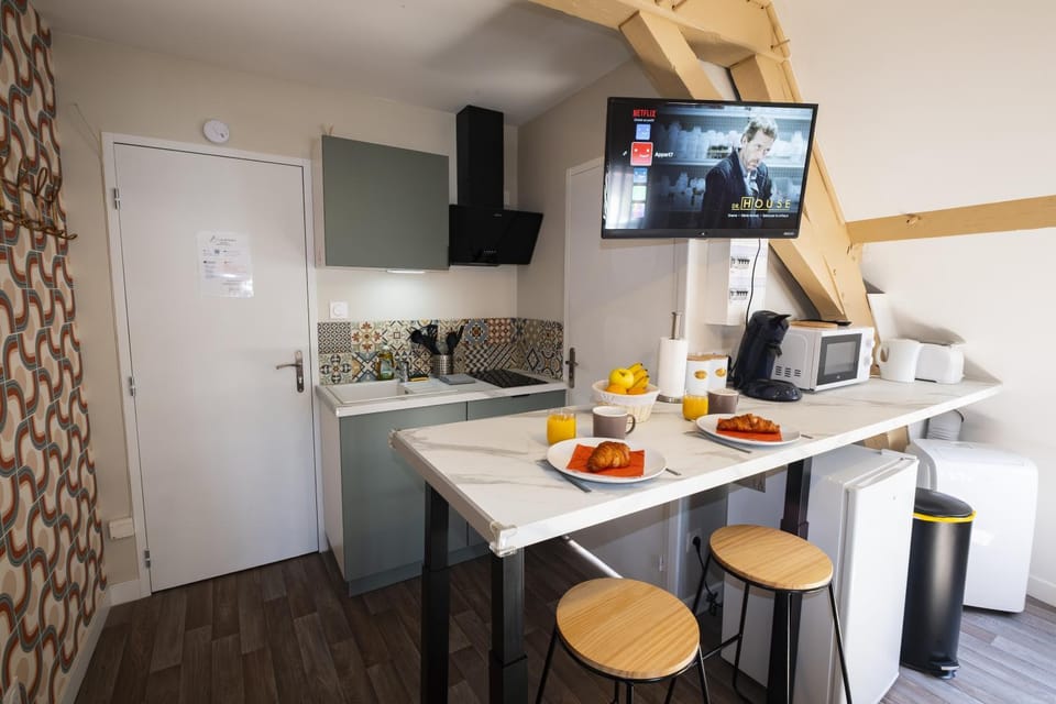 NOUVEAU STUDIO OMER - Netflix & Clim - Centre Ville Transports - Idéal PRO ou COUPLE - Cosy & Confort - OFFRE SPÉCIALE Apartment in Hauts-de-France
