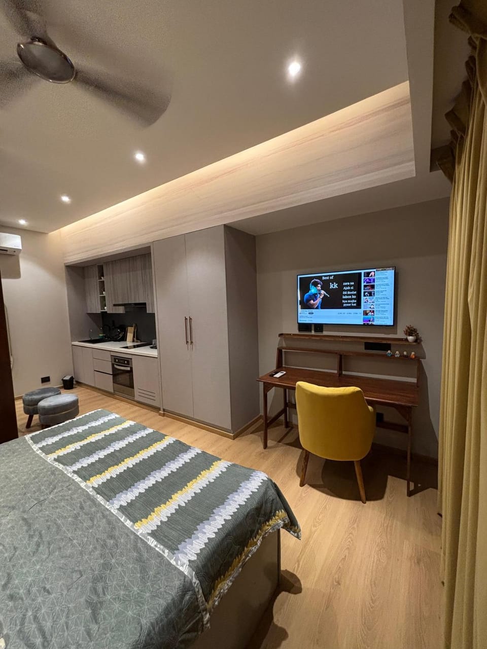 Bed, TV and multimedia, Kitchen or kitchenette, Bedroom