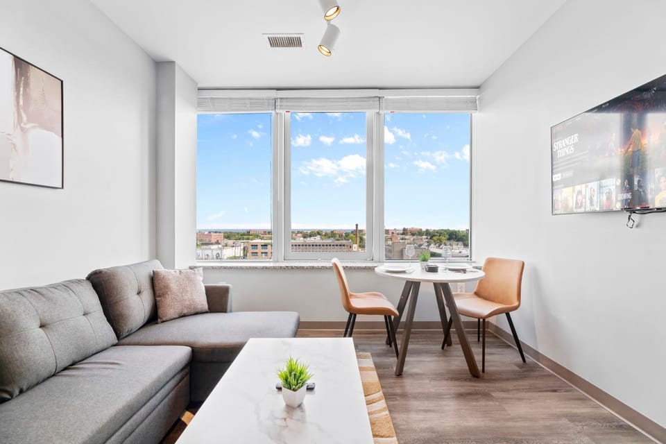 Stylish Downtown Condo l Free Parking l 2 TVs Apartment in Cleveland Heights