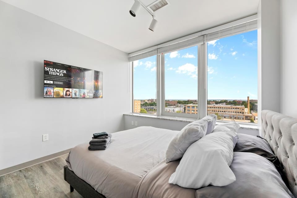 Stylish Downtown Condo l Free Parking l 2 TVs Apartment in Cleveland Heights