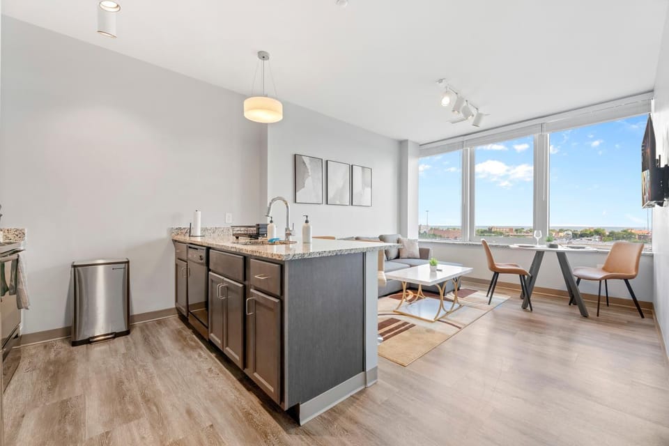 Stylish Downtown Condo l Free Parking l 2 TVs Apartment in Cleveland Heights