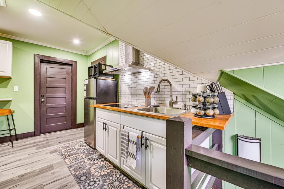 Walk to Nott Memorial: Studious Retreat Near Eats Apartment in Schenectady