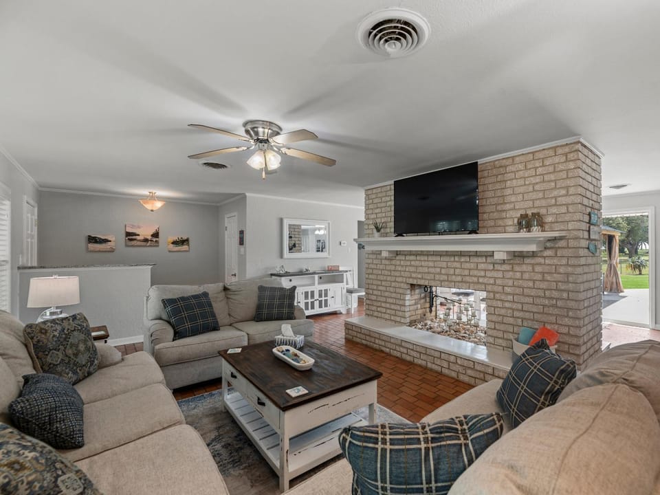 TV and multimedia, Living room, Seating area, fireplace, furniture