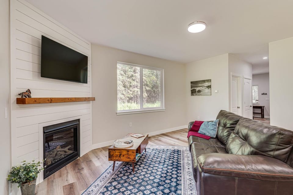 Explore Alaska’s Playground: Modern Wasilla Escape House in Alaska