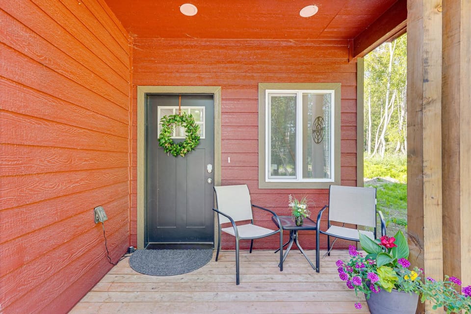 Explore Alaska’s Playground: Modern Wasilla Escape House in Alaska