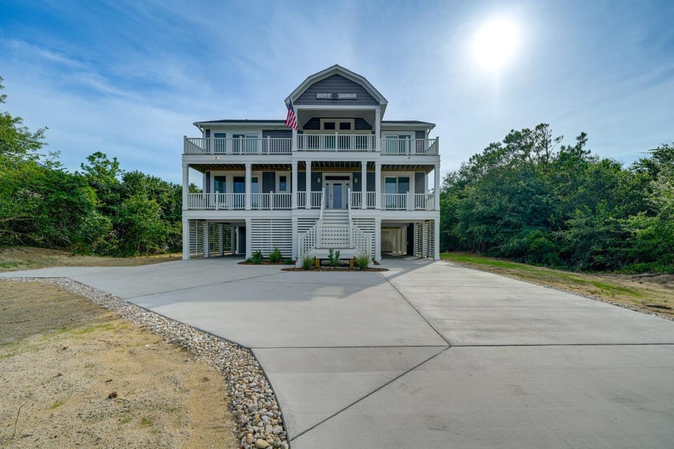 Walk to Beach: Southern Shores Retreat w/ Hot Tub House in Southern Shores