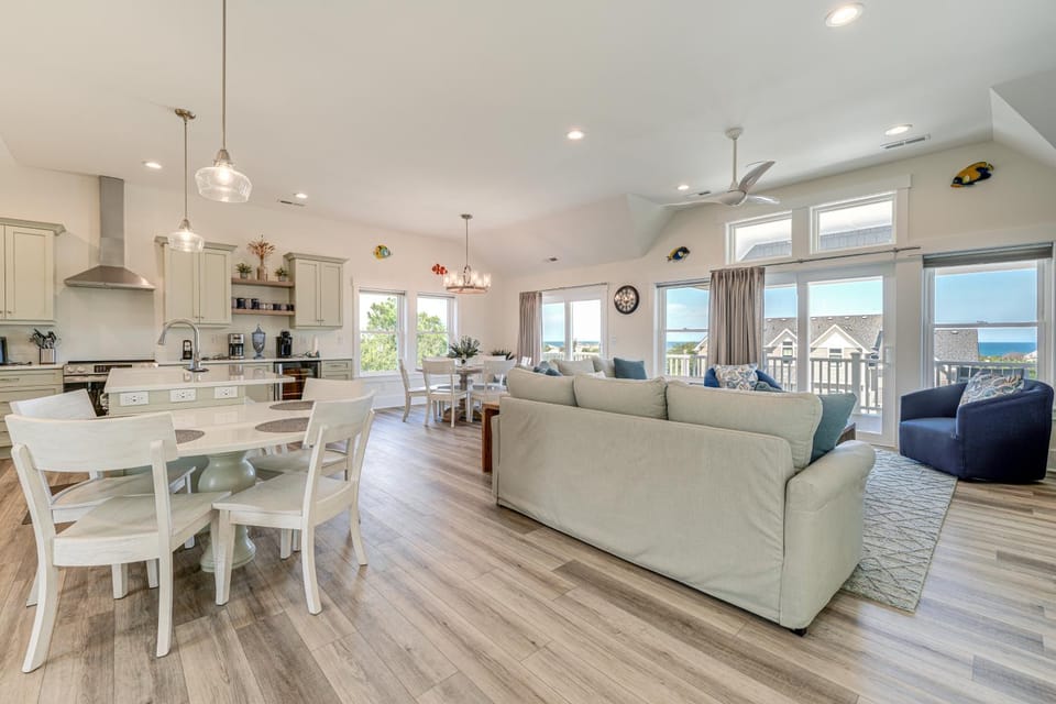 Walk to Beach: Southern Shores Retreat w/ Hot Tub House in Southern Shores