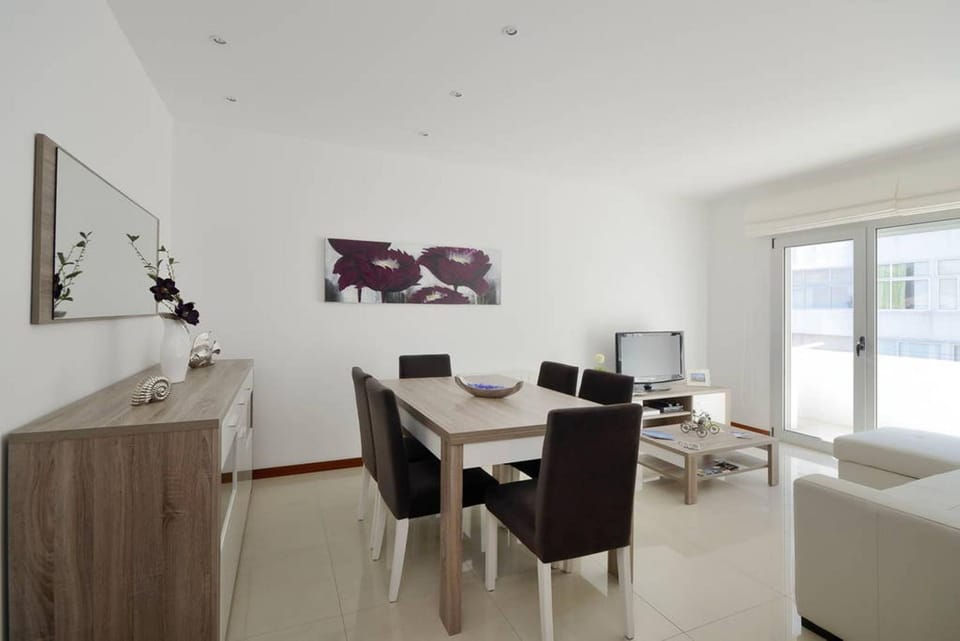 Communal lounge/ TV room, TV and multimedia, Lobby or reception, Seating area, Dining area