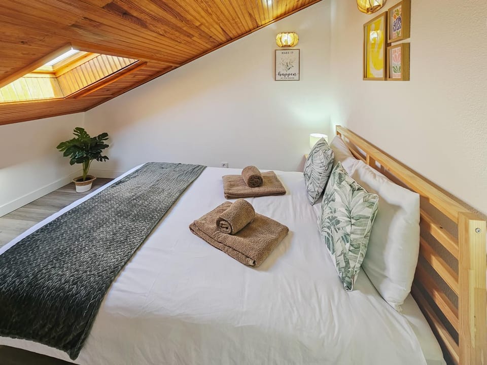 Bed, Photo of the whole room, Decorative detail, Bedroom, towels