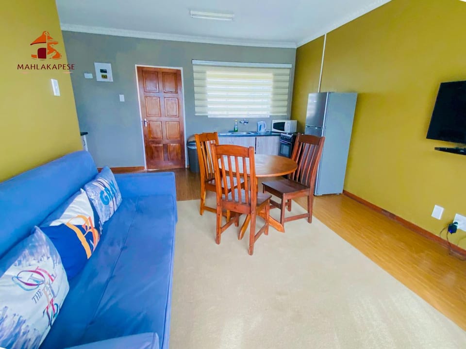 Communal lounge/ TV room, TV and multimedia, Kitchen or kitchenette, Seating area, Dining area