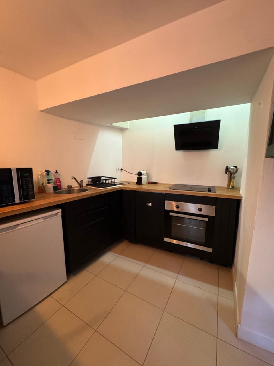 Kitchen or kitchenette, oven