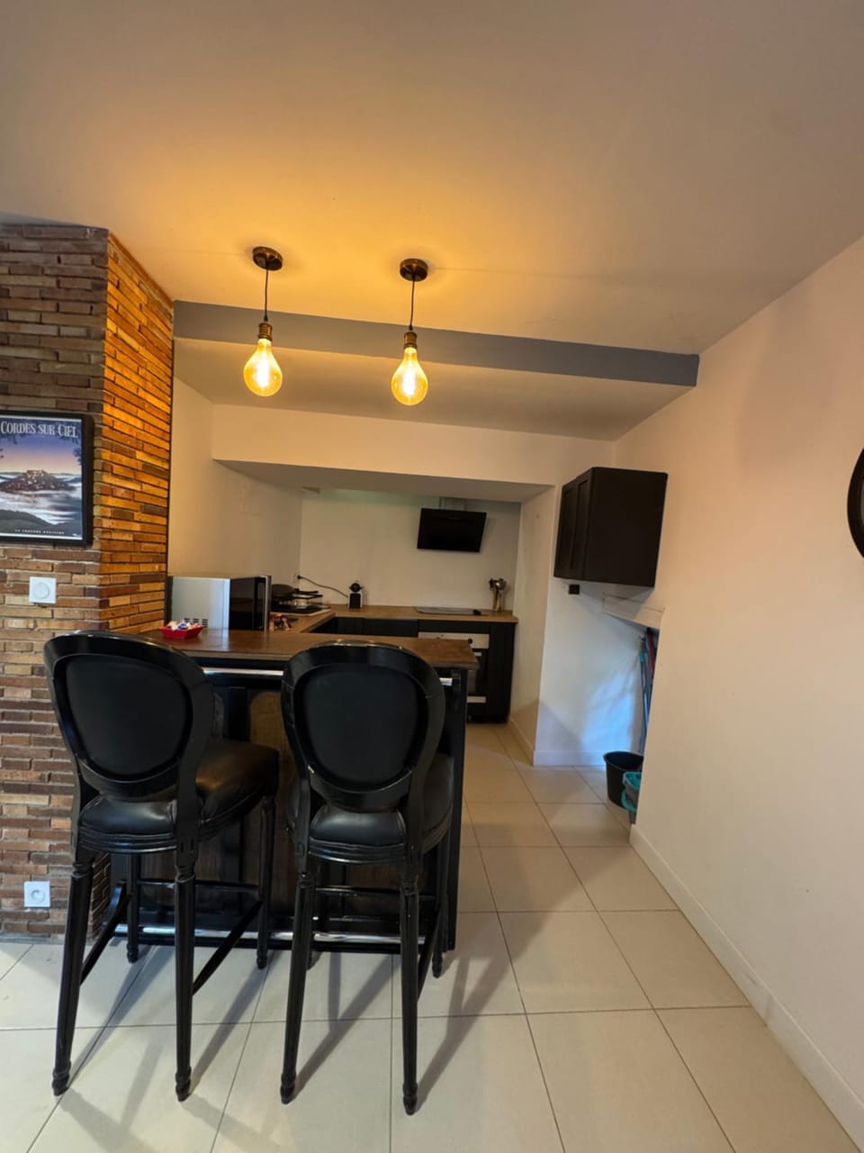 Kitchen or kitchenette, Dining area