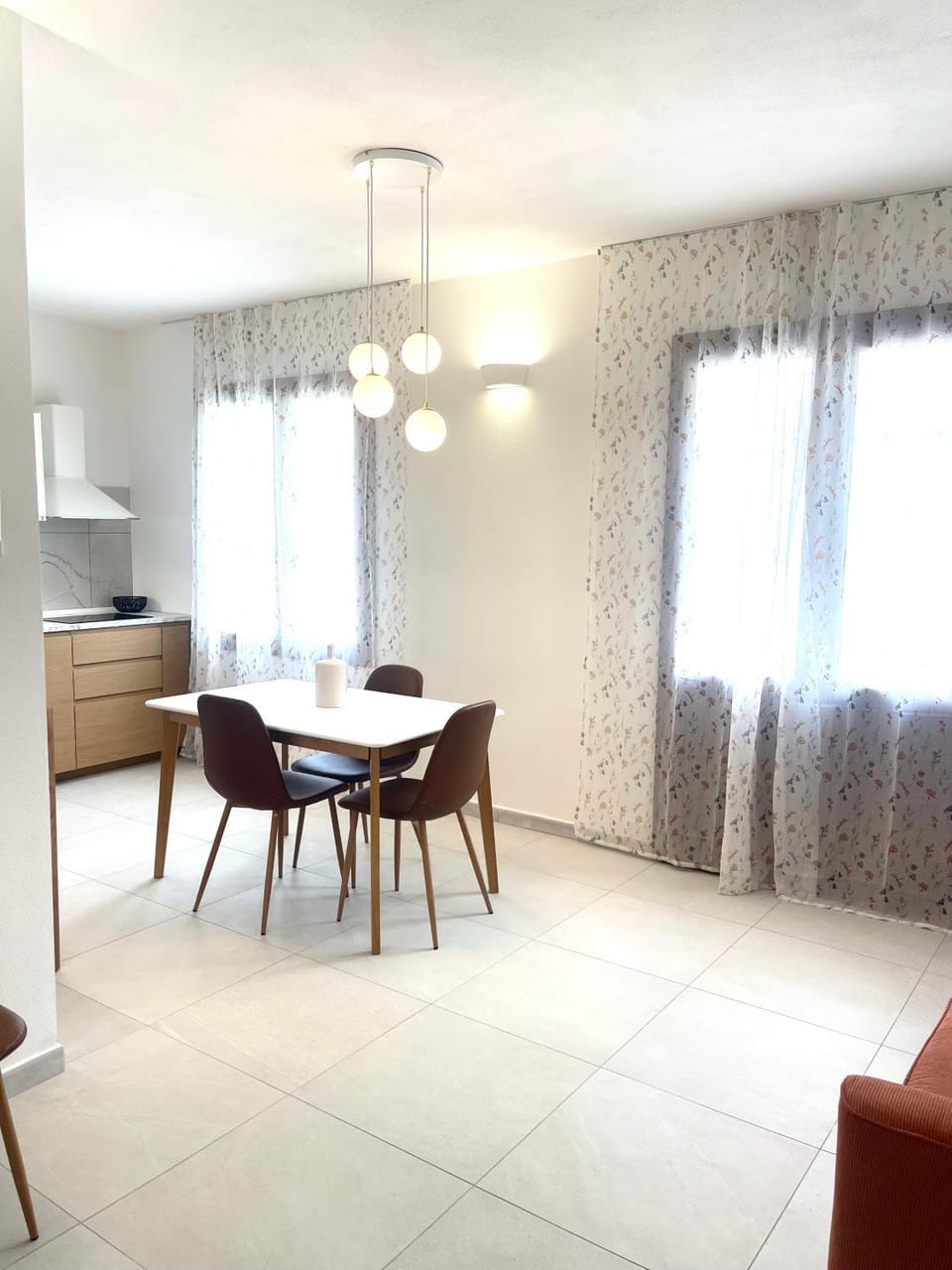 Kitchen or kitchenette, Dining area