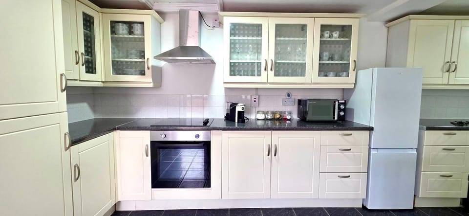 Coffee/tea facilities, Kitchen or kitchenette, oven, stove