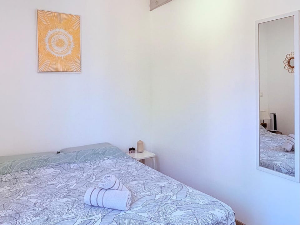Bed, Photo of the whole room, Bedroom, towels