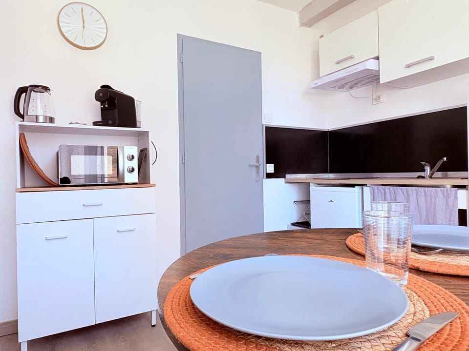 Coffee/tea facilities, Kitchen or kitchenette, Dining area, stove