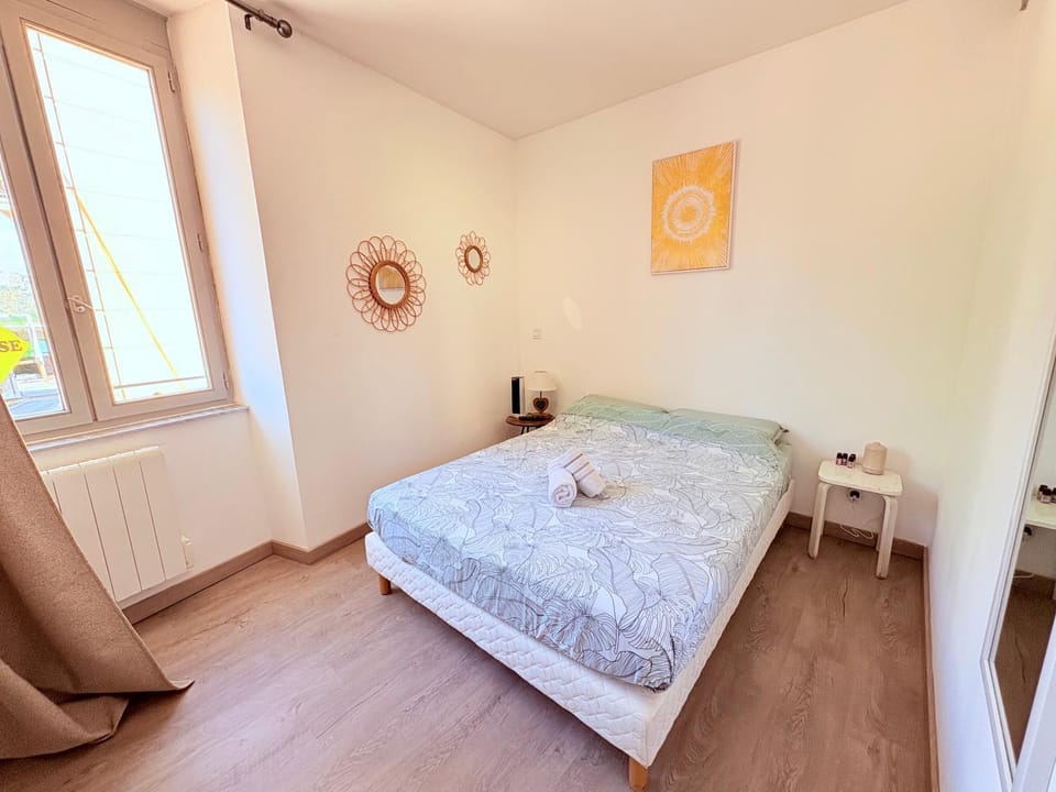 Bed, Photo of the whole room, Bedroom, towels