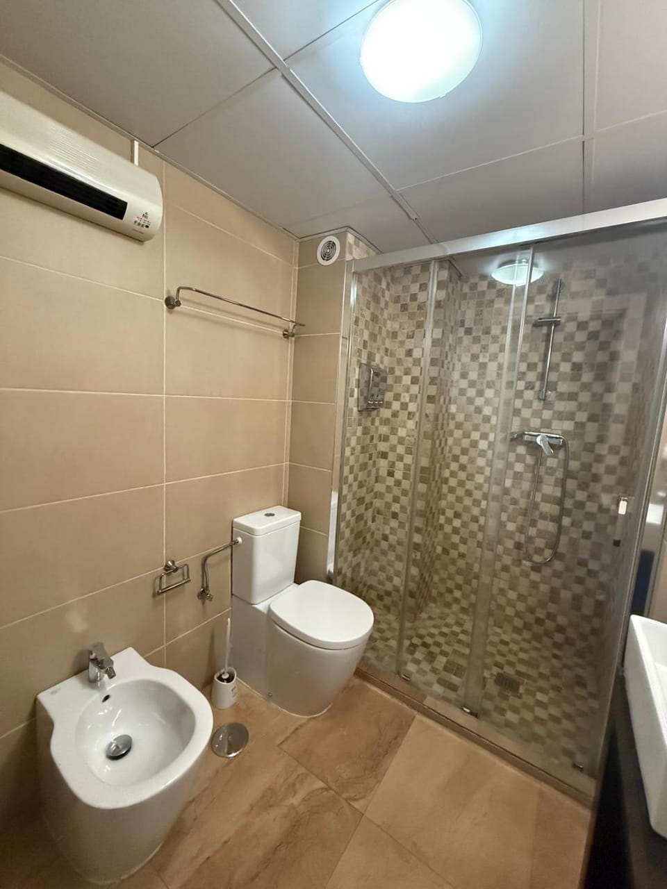 Shower, Toilet, Bathroom, towels