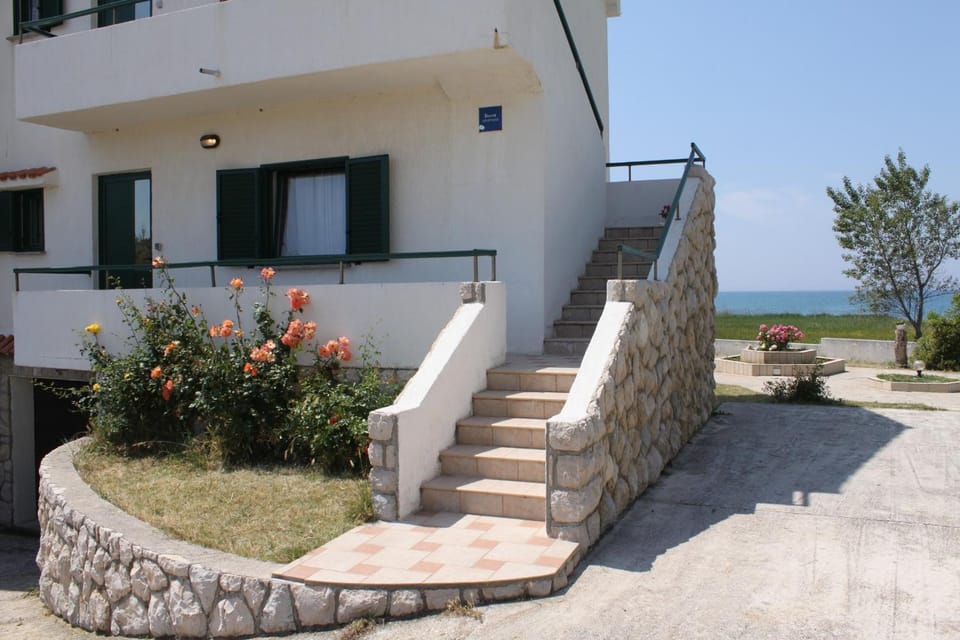 Location, children, Family