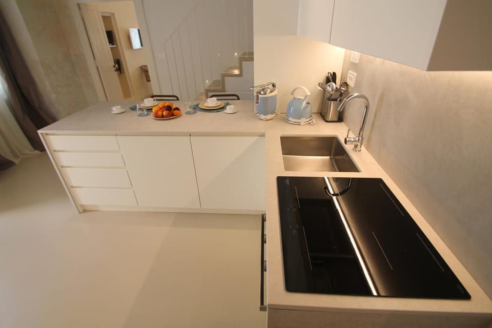 Coffee/tea facilities, Kitchen or kitchenette, Communal kitchen, stove