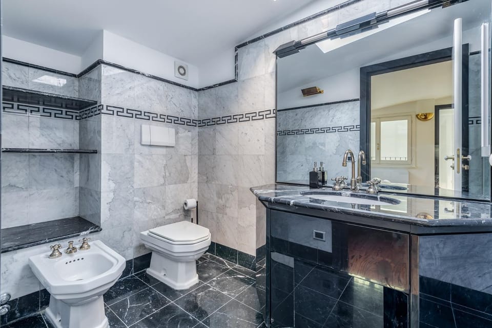 Duomo3'-Skylight-IdroPool-Private-Cinema-FreePark Apartment in Milan