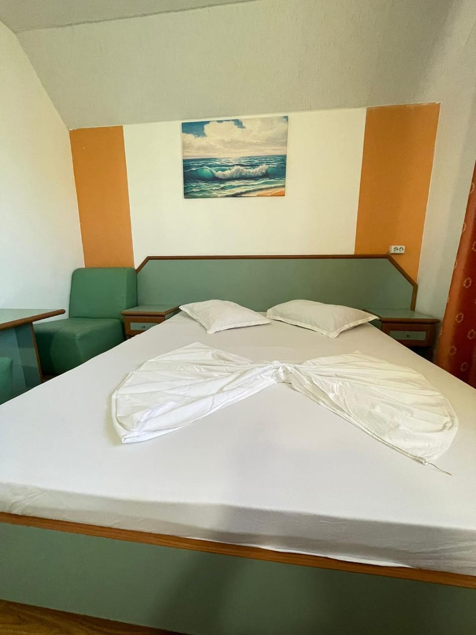 Bed, Photo of the whole room, Bedroom, towels