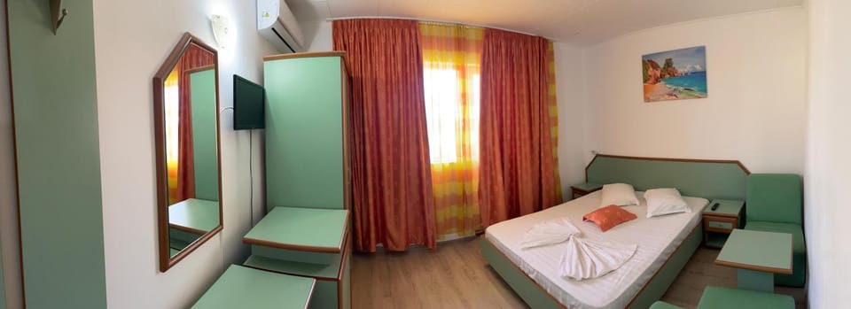 Bed, TV and multimedia, Living room, Photo of the whole room, Seating area, Bedroom, towels, air conditioner