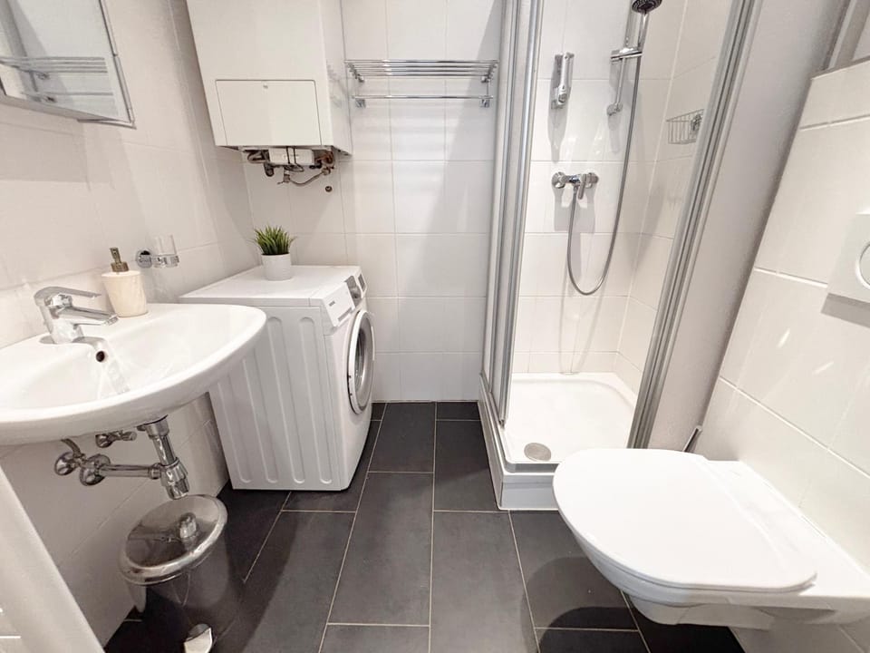 Shower, Toilet, Bathroom, towels