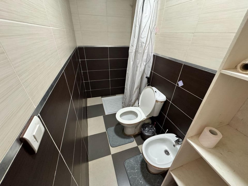 Shower, Toilet