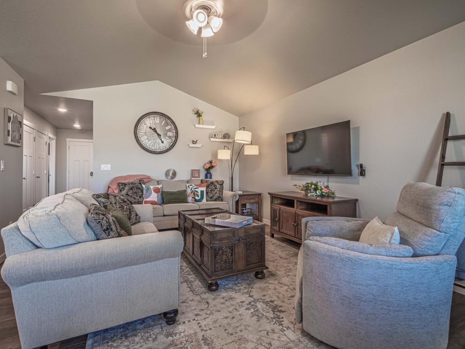 Communal lounge/ TV room, TV and multimedia, Living room, Seating area, Evening entertainment