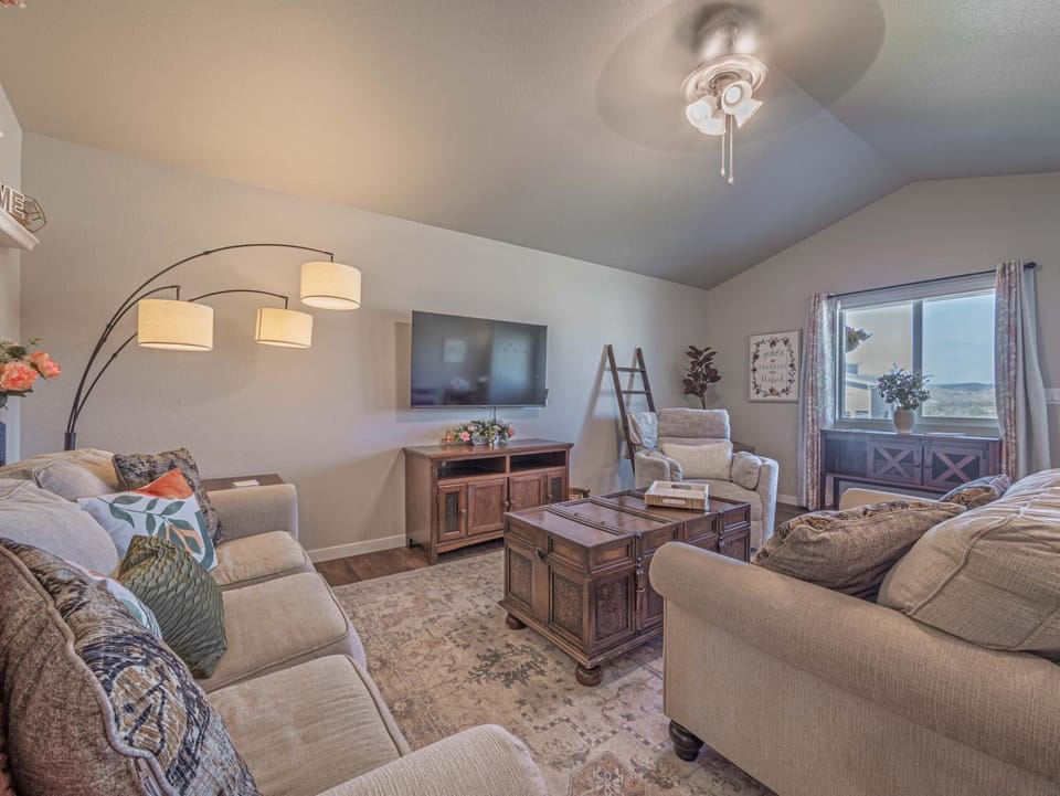 Communal lounge/ TV room, TV and multimedia, Living room, Seating area