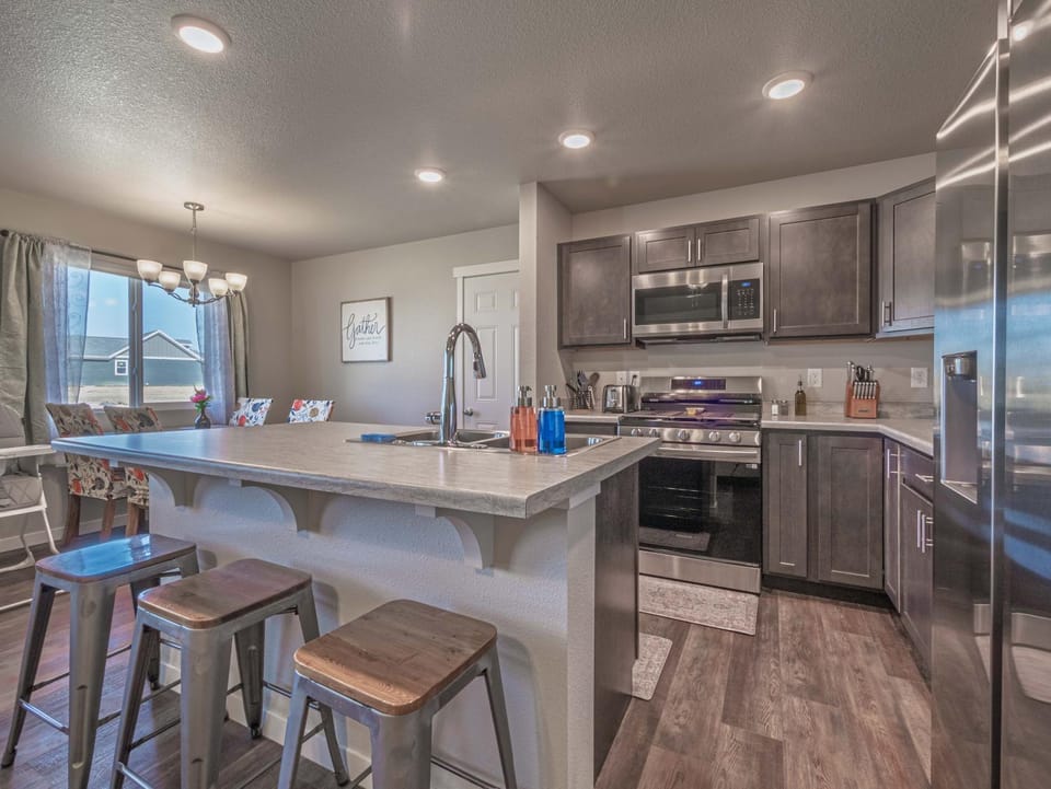Kitchen or kitchenette, Dining area, dishwasher, oven, stove, toaster