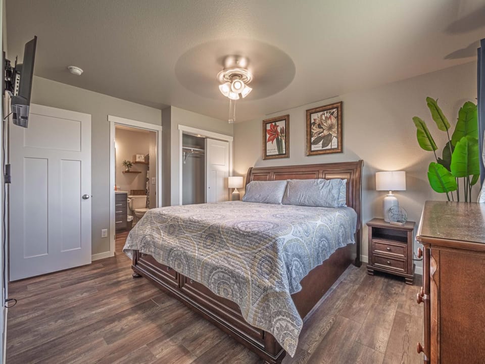 Bed, Photo of the whole room, Bedroom, wardrobe