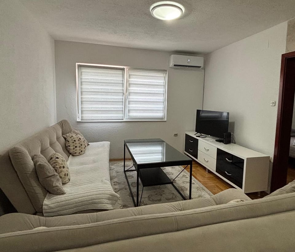 TV and multimedia, Seating area, air conditioner