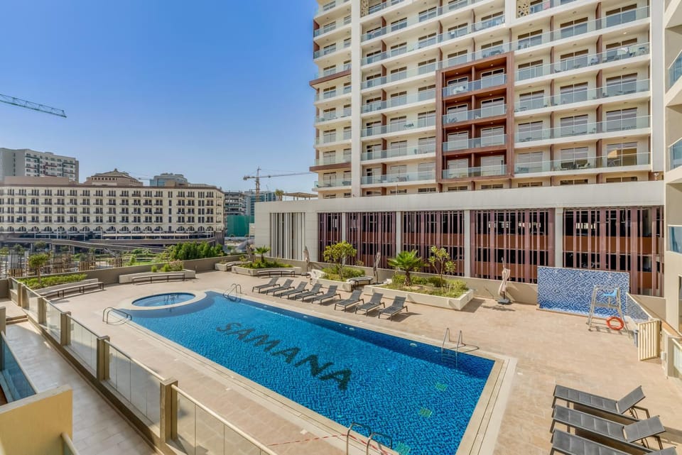 Property building, Day, Pool view, Swimming pool, Swimming pool, sunbed
