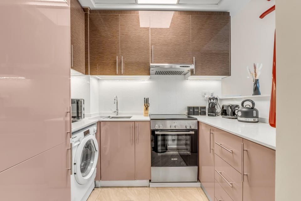 Coffee/tea facilities, Kitchen or kitchenette, oven, stove, toaster, washing machine
