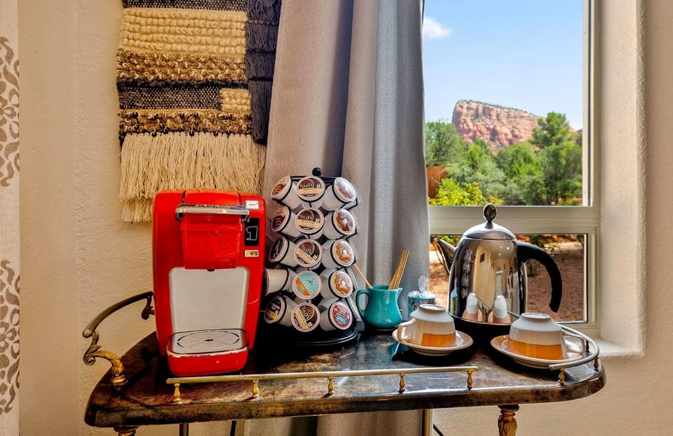Coffee/tea facilities, Food and drinks, Food