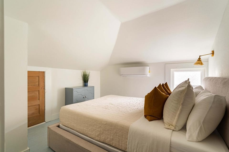 Stay Portland - 2BR Flat - Walk to NW 23rd Shops & Cafes House in Portland