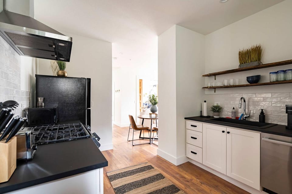 Stay Portland - 2BR Flat - Walk to NW 23rd Shops & Cafes House in Portland